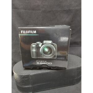 Fujifilm Fine Pix model S8200 16.2mp Digital Camera Original box & instructions